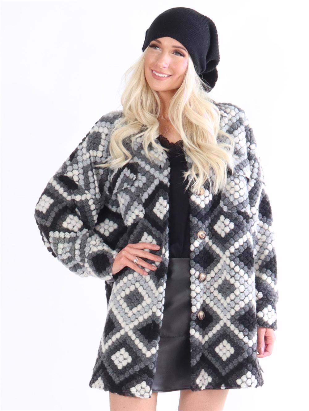 Cecilia - Mönstrad jacka med knappar